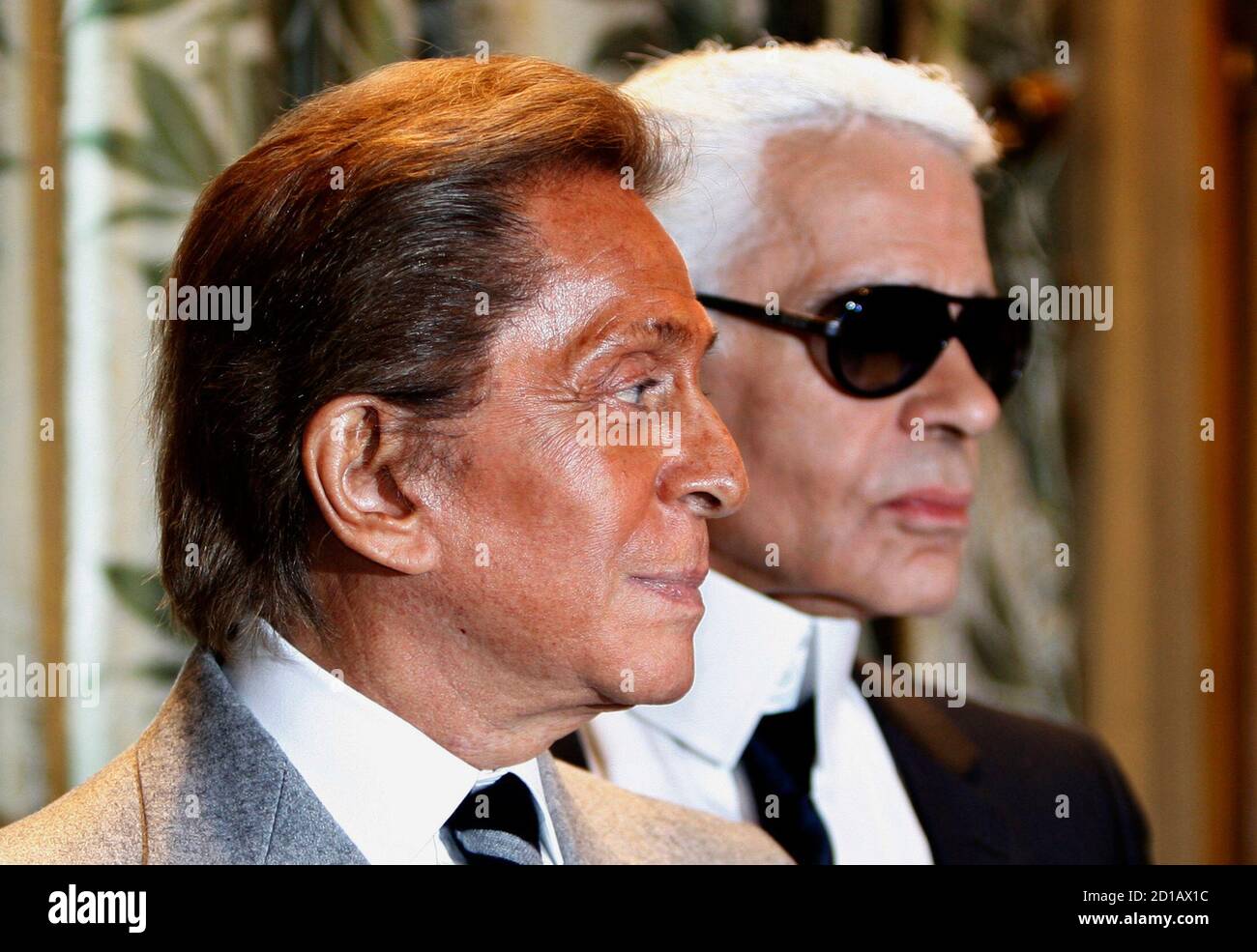 Eeuwigdurend affix positie Italian designer Valentino (L) stands with German designer Karl Lagerfeld  at a ceremony where Valentino was awarded the Medal of Paris at the Hotel  de Ville in the French capital, January 24,