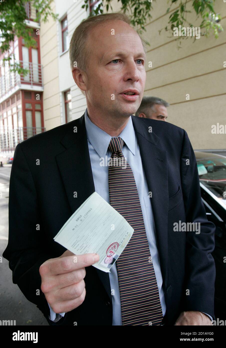 The head of Russian embattled oil firm TNK-BP Robert Dudley speaks to the media holding his visa in central Moscow July 18, 2008. Dudley failed on Friday to get his Russian visa renewed but was allowed to stay for 10 more days and said he was optimistic he would get it. REUTERS/Alexander Natruskin  (RUSSIA) Stock Photo