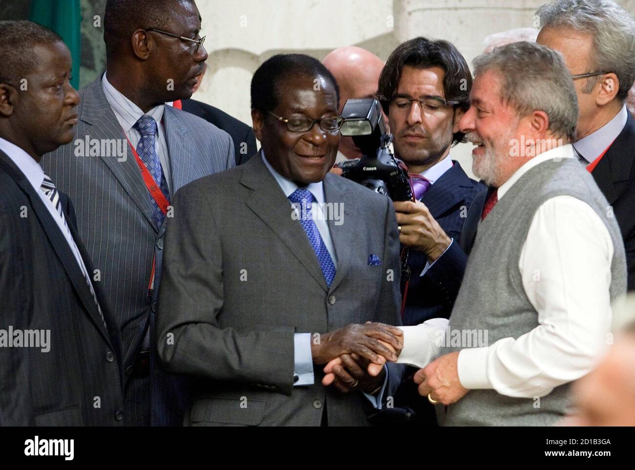 Brazil's President Luiz Inacio Lula da Silva (R) greets Zimbabwe's President Robert Mugabe (3rd L) during a food summit of Latin American and African heads of state in Rome November 15, 2009. World leaders and government officials will meet in Rome on Monday for a three-day U.N. World Food Summit on Food Security. REUTERS/Alessandro Bianchi  (ITALY POLITICS FOOD) Stock Photo