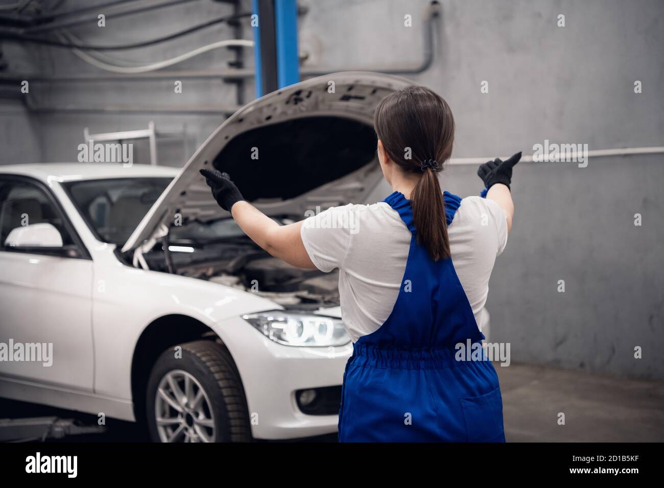 Mechanic uses lift machine hi-res stock photography and images - Alamy