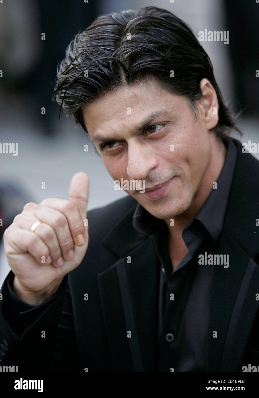 Bollywood Actor Shah Rukh Khan Gestures As He Arrives For The World Premiere Of Chak De India At Somerset House In London August 9 2007 Reuters Luke Macgregor Britain Stock Photo Alamy alamy