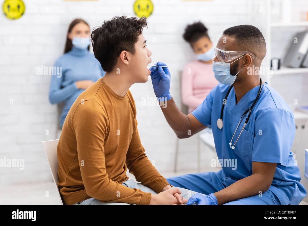 Asian doctor patient clinic hi-res stock photography and images - Alamy