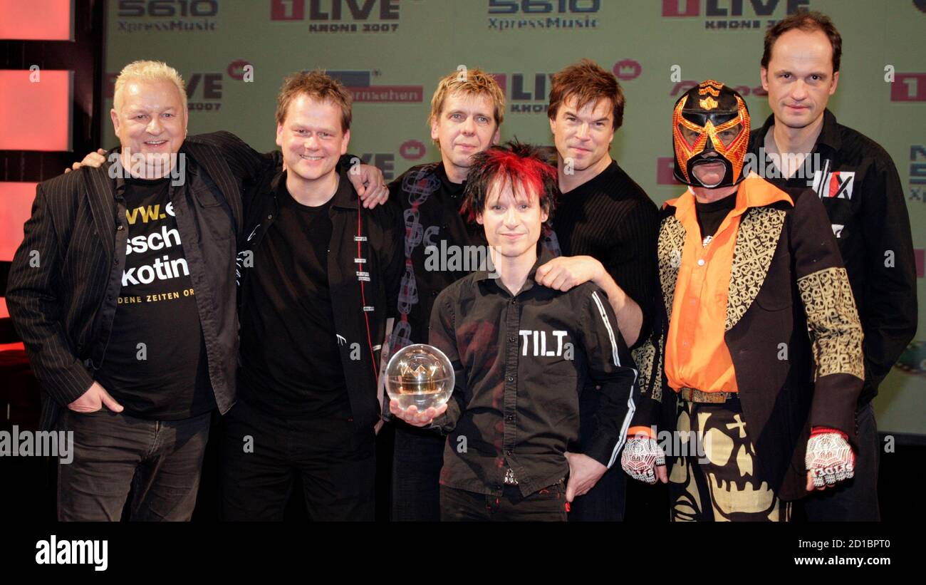 Members of German punk band "Die Toten Hosen" pose with their lifetime  achievement award at the "Eins Live Krone 2007", Germany's biggest radio  award, in the town of Bochum December 6, 2007.