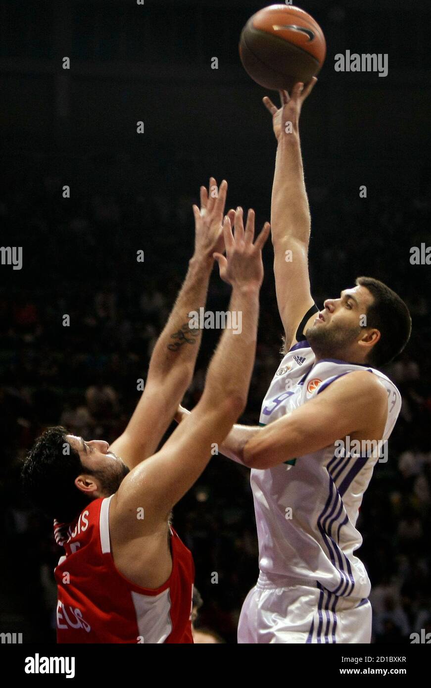 Real Madrid's Felipe Reyes (R) goes up for a basket past Olympiacos  Piraeus' Ioannis Bourousis during their Euroleague men's basketball game in  Madrid March 31, 2009. REUTERS/Juan Medina (SPAIN Stock Photo - Alamy