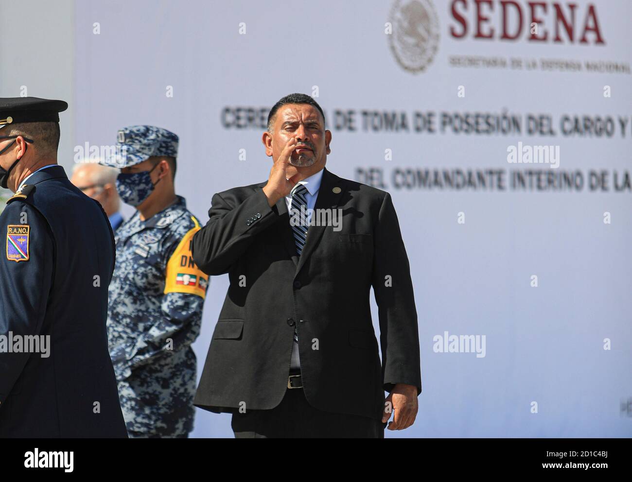 Carlos Navarrete diputado (d), durante la ceremonia militar por la toma de protesta y de bandera del C General de Ala P.A.D.E.M.A. Oscar Rene Rubio Sanchez comandante interino de la Region Aerea Noroeste realizado Base Aerea Militar nº18 el 5 octubre 2020 en Hermosillo, Mexico (© Photo:LuisGutierrez/ NortePhoto.com) Stock Photo