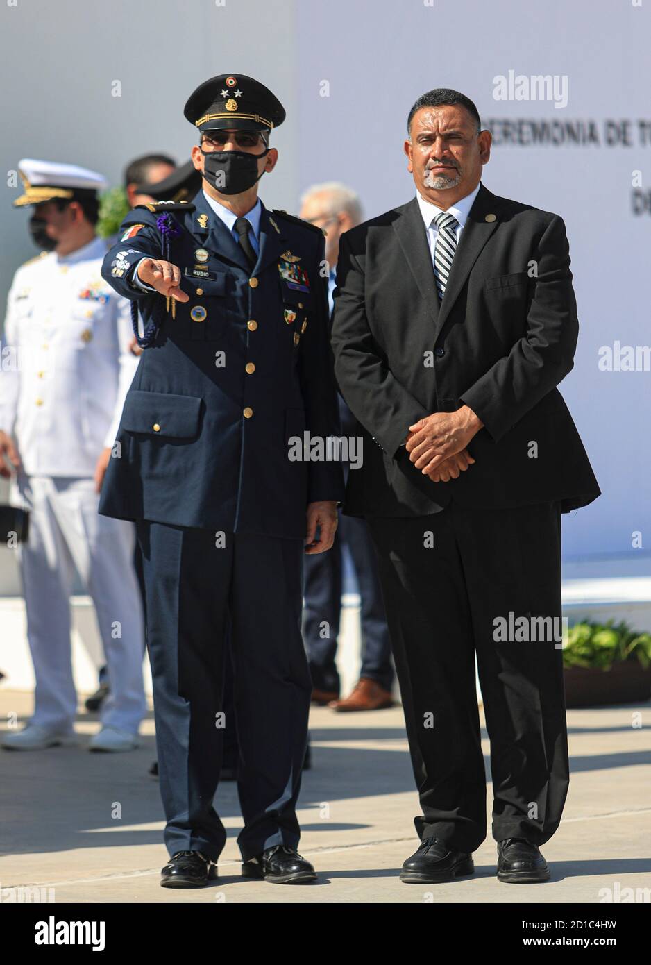 Carlos Navarrete diputado (d), durante la ceremonia militar por la toma de protesta y de bandera del C General de Ala P.A.D.E.M.A. Oscar Rene Rubio Sanchez comandante interino de la Region Aerea Noroeste realizado Base Aerea Militar nº18 el 5 octubre 2020 en Hermosillo, Mexico (© Photo:LuisGutierrez/ NortePhoto.com) Stock Photo