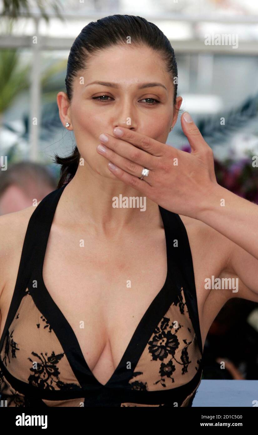 Cast member Nurgul Yesilcay blows a kiss to photographers during a  photocall for director Fatih Akin's film "Auf Der Anderen Seite" at the  60th Cannes Film Festival May 23, 2007. REUTERS/Yves Herman (