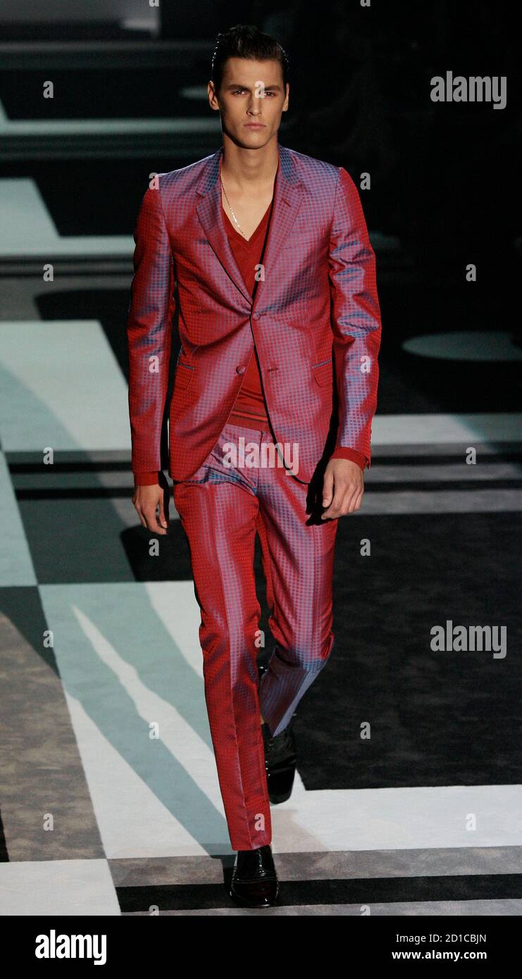 Op grote schaal Kilimanjaro Bediende A model displays a creation as part of Gucci Spring/Summer 2010 men's  collection during Milan Fashion Week June 21, 2009. REUTERS/Alessandro  Garofalo (ITALY Stock Photo - Alamy