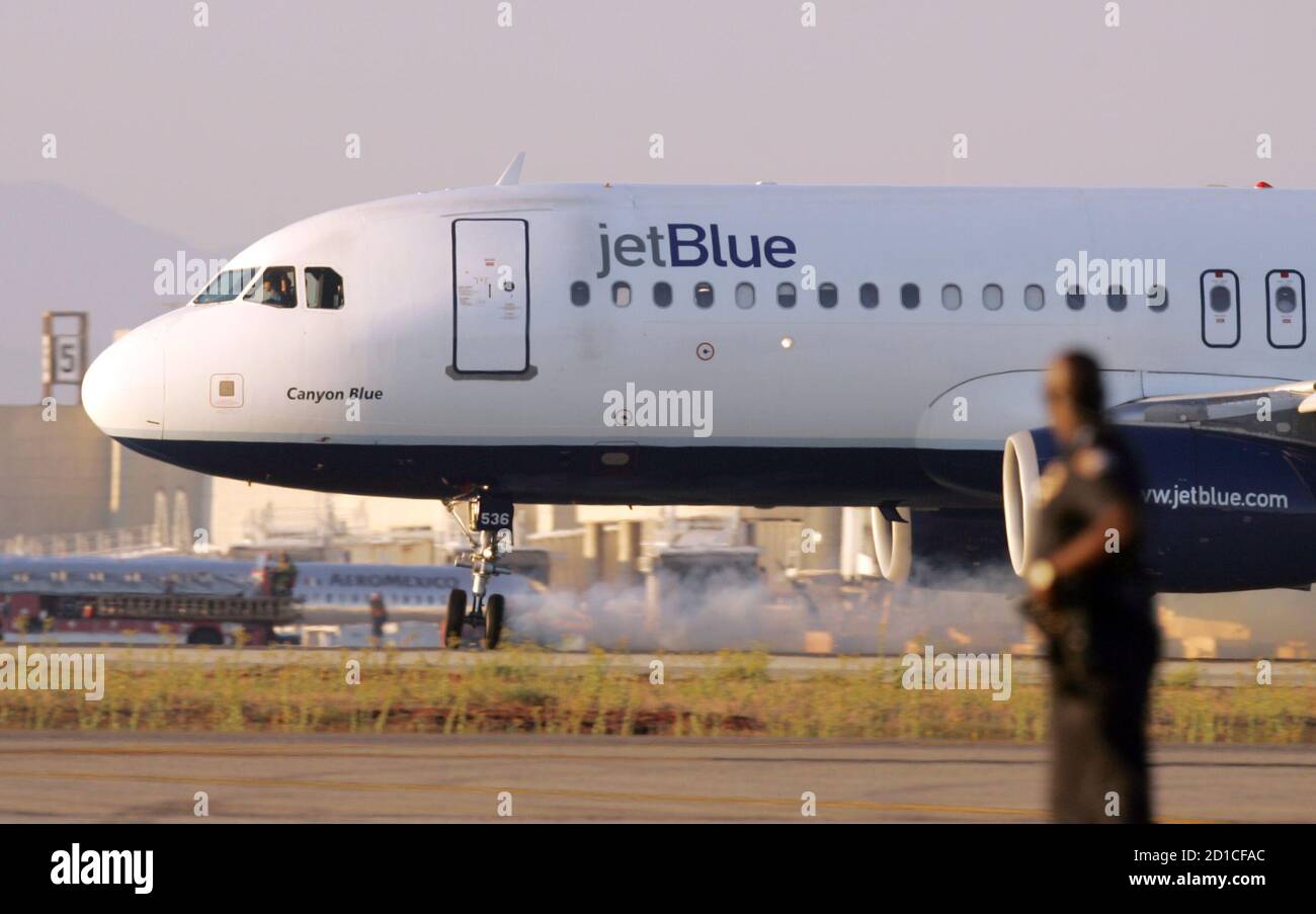 Front landing gear hires stock photography and images Alamy
