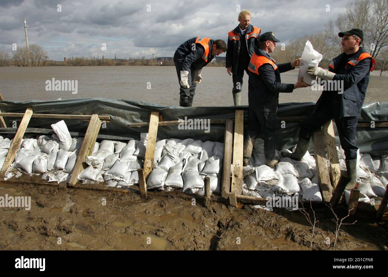 Rescue workers build a dam with sand bags against the floods of the river  Elbe in the eastern German village of Wildberg, 15 kilometres north of  Dresden, April 3, 2006. Flood waters
