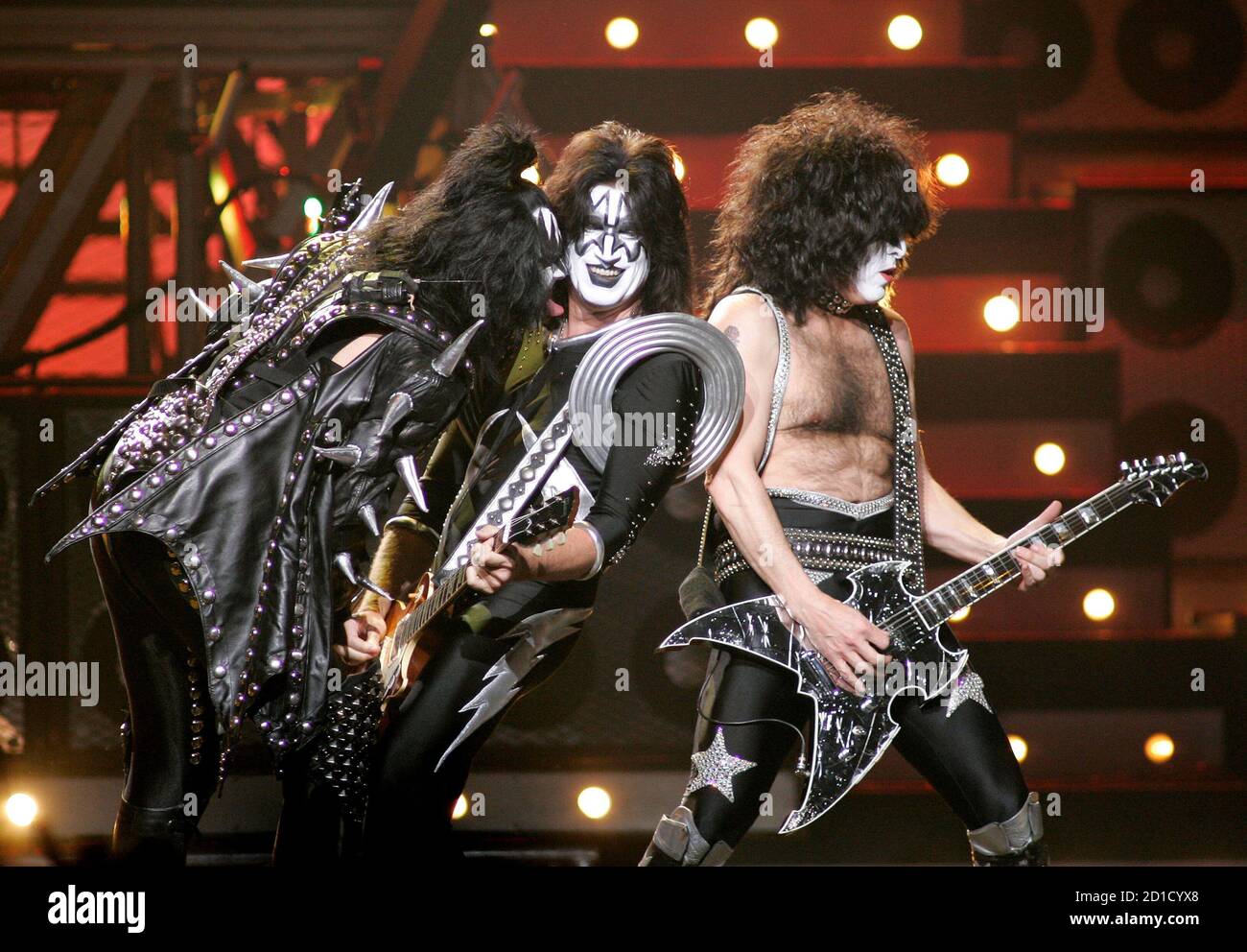 Bass guitarist Gene Simmons (L), and guitarists Tommy Thayer (C) and Paul Stanley of KISS perform during the VH1 Rock Honors concert at the Mandalay Bay Events Center in Las Vegas, Nevada May 25, 2006. The show, honoring the legends of hard rock, will be broadcast May 31 on the VH1 network. [The tribute show celebrates the music and influence of Queen, Def Leppard, Judas Priest and KISS.] Stock Photo