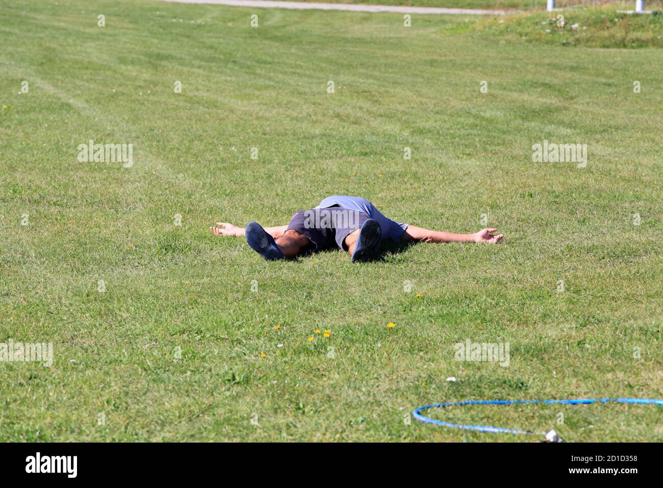 Ein Toter Liegt Auf Einer Wiese Toter Mann Stock Photo Alamy