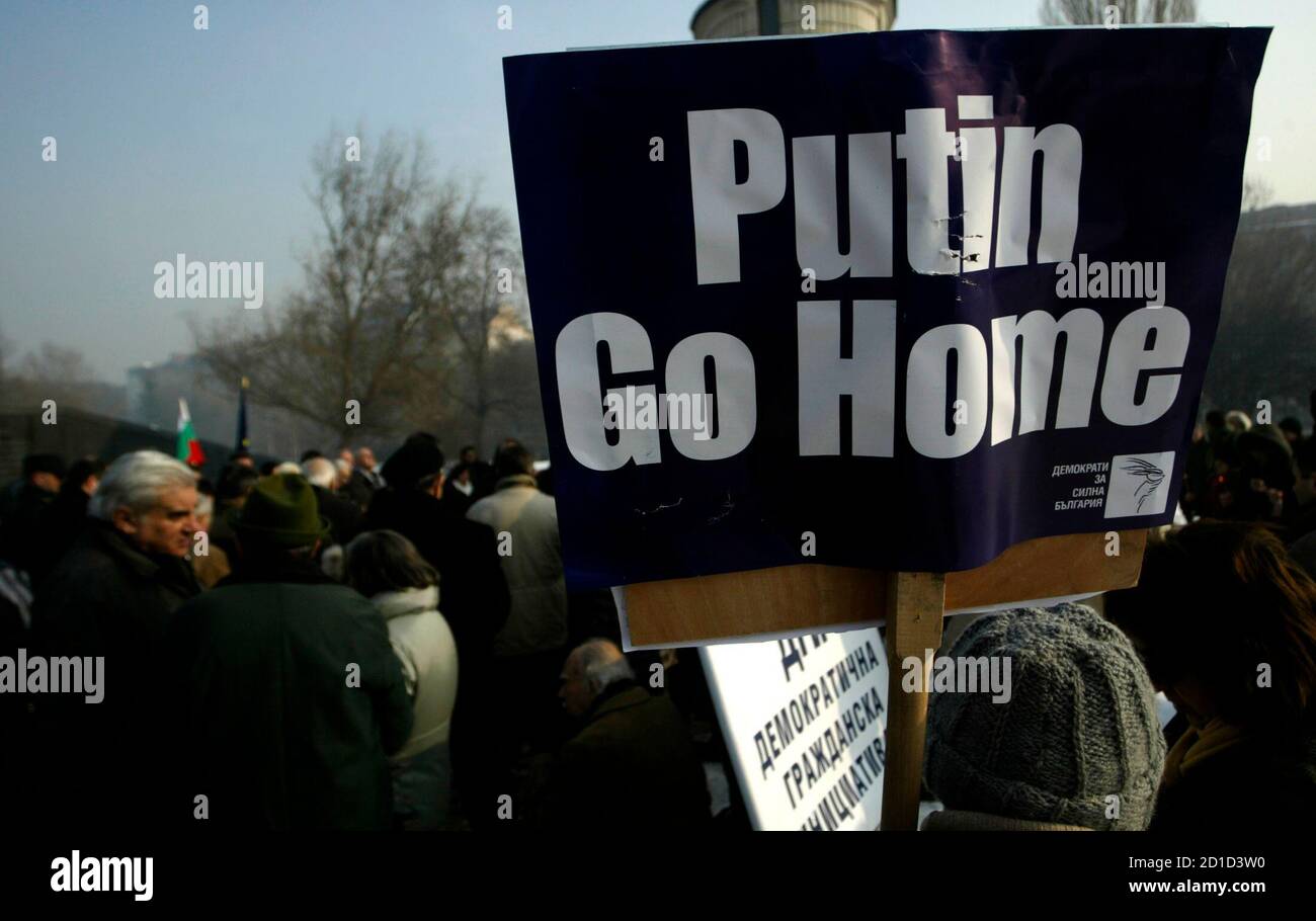 A protester holds a sign that reads, 'Putin go home', during a mourning mass for Russian journalist Anna Politkovskaya in the centre of Sofia January 18, 2008. Russian President Vladimir Putin on Friday secured Bulgarian participation in an ambitious multi-billion dollar project to expand Russian gas deliveries into Southern Europe. Politkovskaya, a critic of President Putin, was shot dead in 2006 in her Moscow apartment building, prompting international condemnation and heightening concerns over the safety of journalists working in the country. REUTERS/Nikolay Doychinov (BULGARIA) Stock Photo
