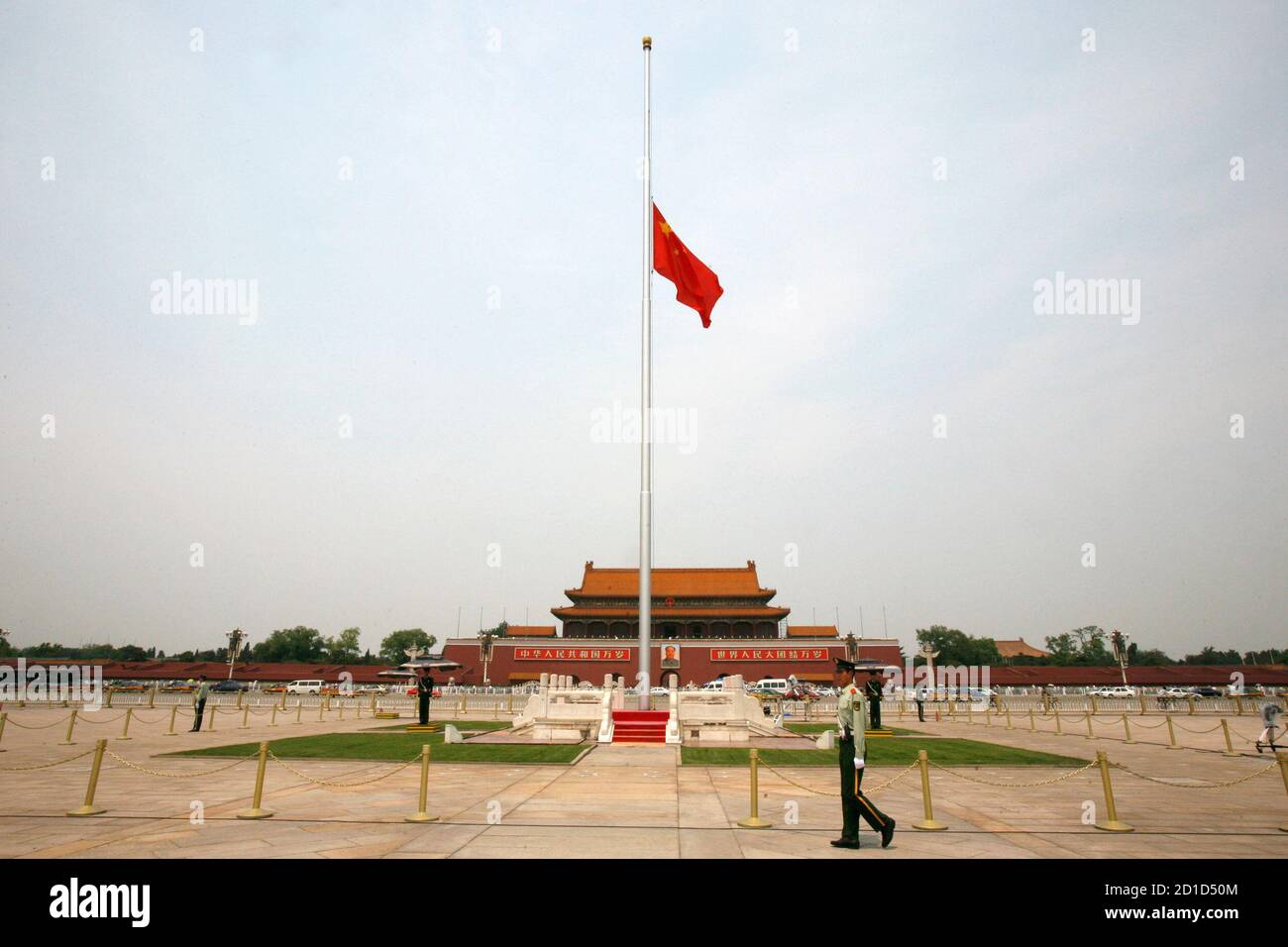 Half Mast Flag India / Indian Flag News Photo The Indian National Flag Flies / When displayed with any other.