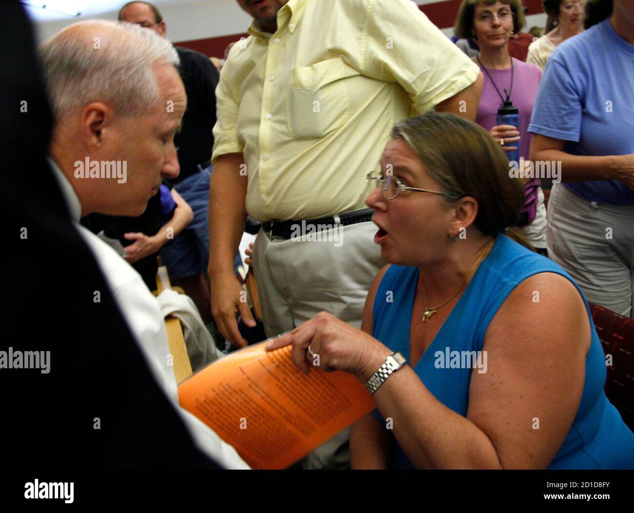 Diane Turek (R) yells at Rep. Mike Coffman (R-CO) at a town hall meeting on healthcare reform hosted by Coffman in Littleton, Colorado August 12, 2009. REUTERS/Rick Wilking (UNITED STATES POLITICS HEALTH) Stock Photo