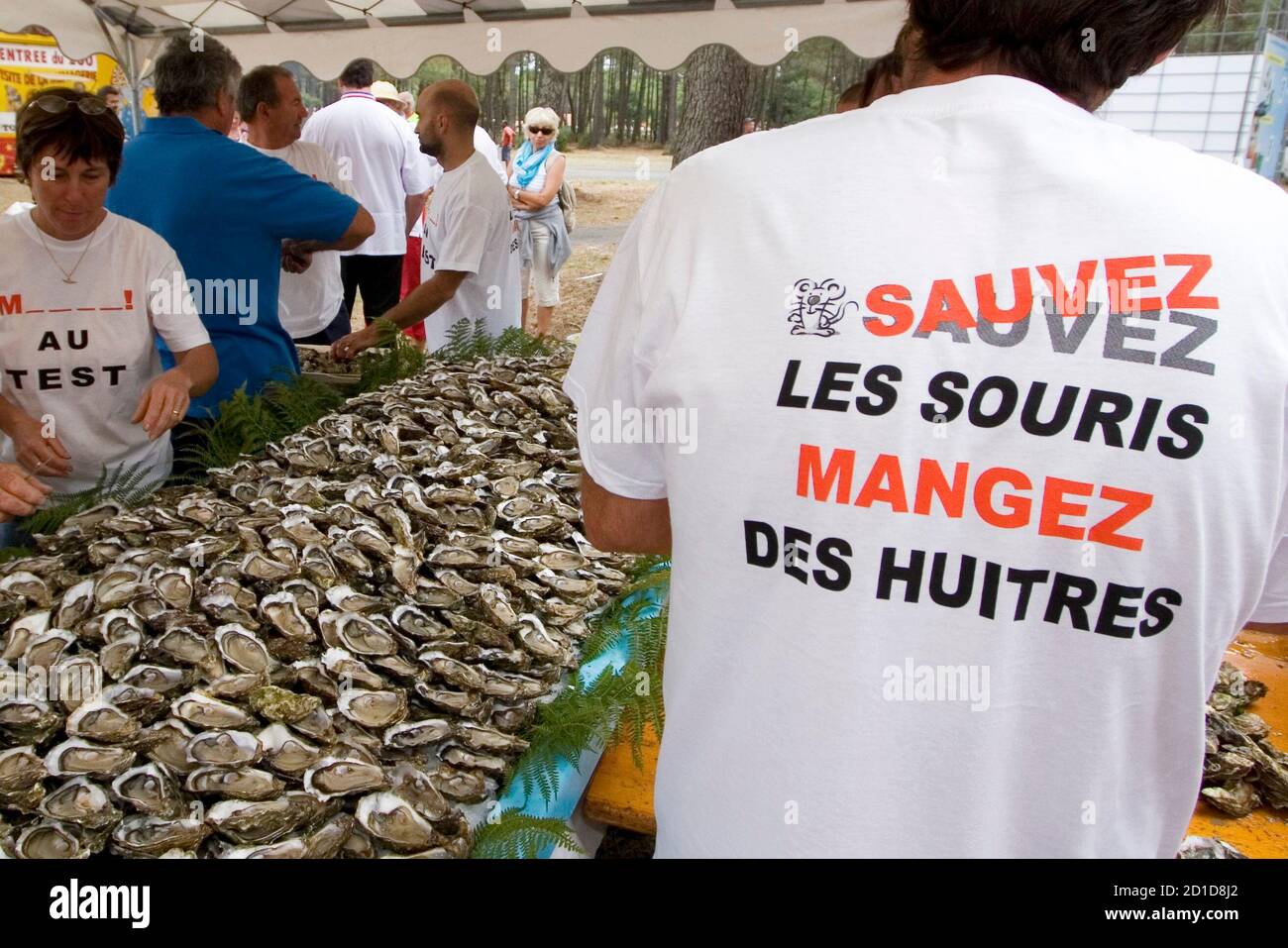 Laboratory mice eat hires stock photography and images Alamy