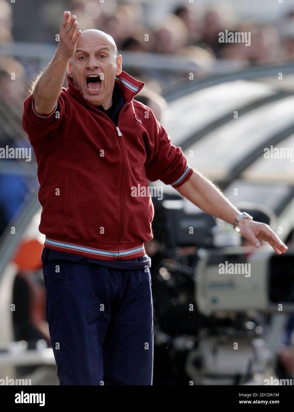 AC Bellinzona's coach Alberto Cavasin reacts during their Swiss Super  League soccer match against FC Luzern in Emmenbruecke, outside Lucerne  February 21, 2010. REUTERS/Romina Amato (SWITZERLAND - Tags: SPORT SOCCER  Stock Photo - Alamy