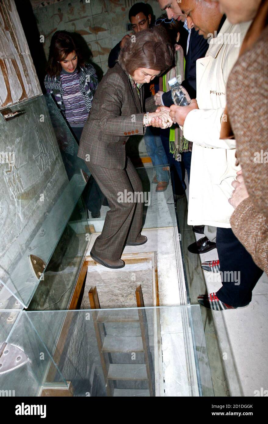 Spain's Queen Sofia (C) visits the tomb of Nefer during her visit to Sakara pyramid outside El Cairo, February 5, 2008.  REUTERS/Angel Diaz/Pool (EGYPT) Stock Photo