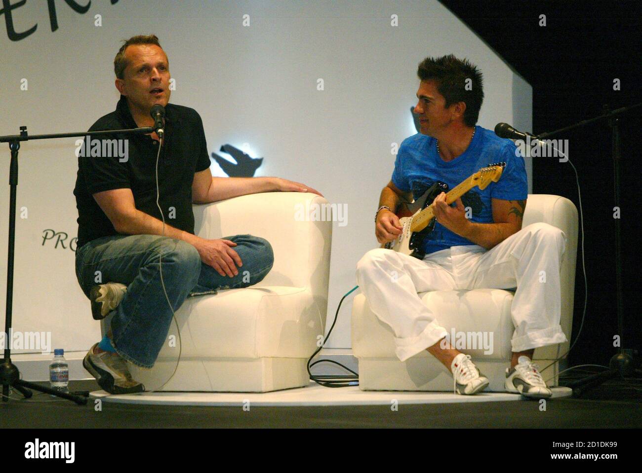 Singers Miguel Bose L Of Spain And Juanes Of Colombia Perform During The Inauguration Of The Hay Festival In Cartagena January 29 09 The Festival Runs Until February 1 Reuters Fredy Builes Colombia