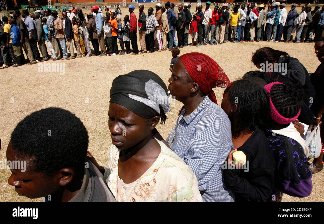 Displaced Kenyans await the distribution of aid at their temporary refuge at the Nairobi Show Grounds, January 13, 2008. Kenya's government should order police to stop using lethal force against protestors, a U.S.-based group said on Sunday as the nation braced for three days of opposition rallies over disputed December 27 polls. REUTERS/Mike Hutchings (KENYA) Stock Photo