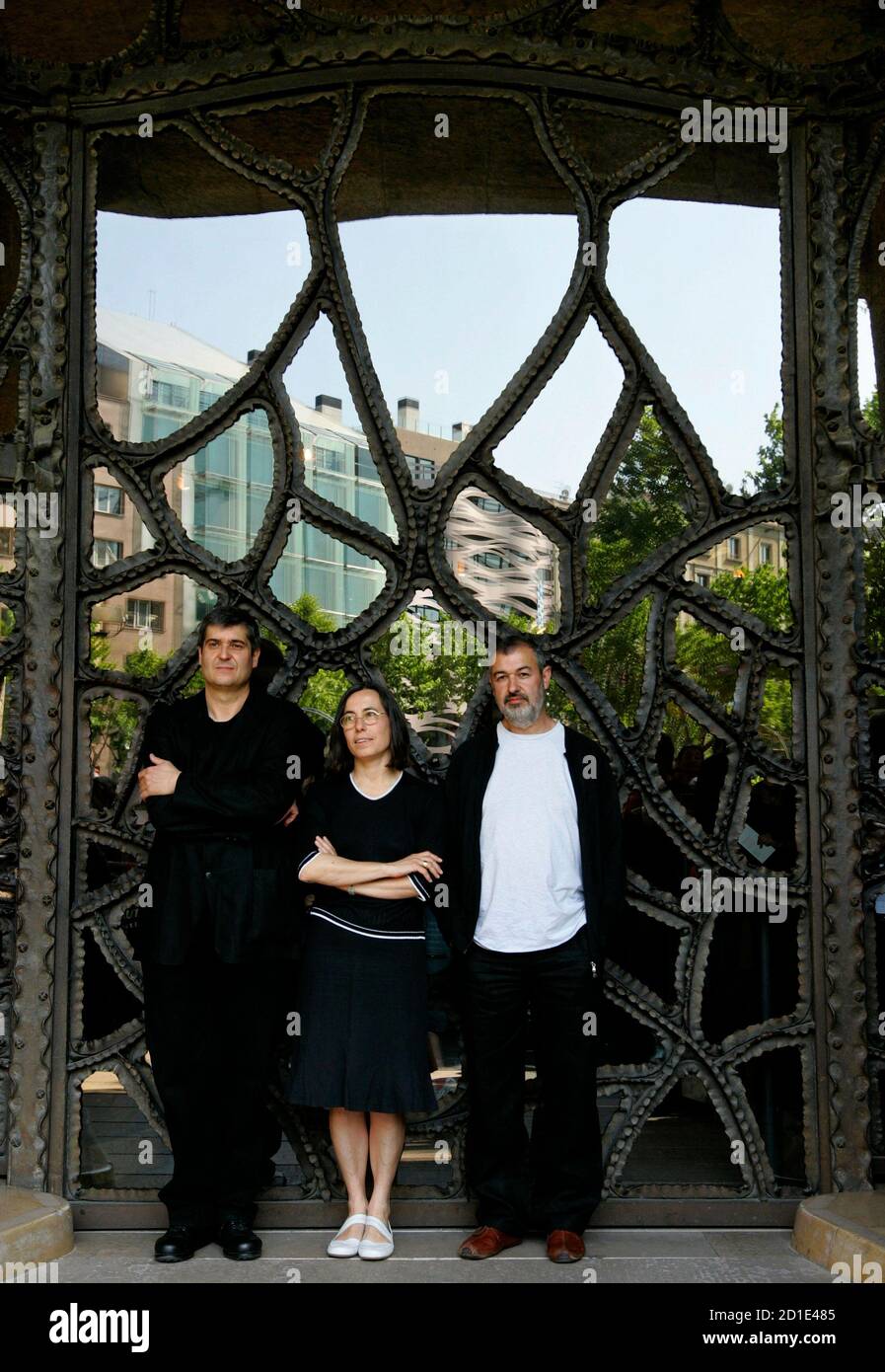 (L-R) Rafael Aranda, Carme Pigem and Ramon Vilalta from RCR Arquitectes, finalists in the Mies van der Rohe Arch European Union Prize 2009, pose in front of the modernist building by architect Antoni Gaudi called 'La Pedrera' in central Barcelona April 22, 2009. The winner of the architecture prize will be announced on April 29, 2009.   REUTERS/Gustau Nacarino  (SPAIN SOCIETY) Stock Photo