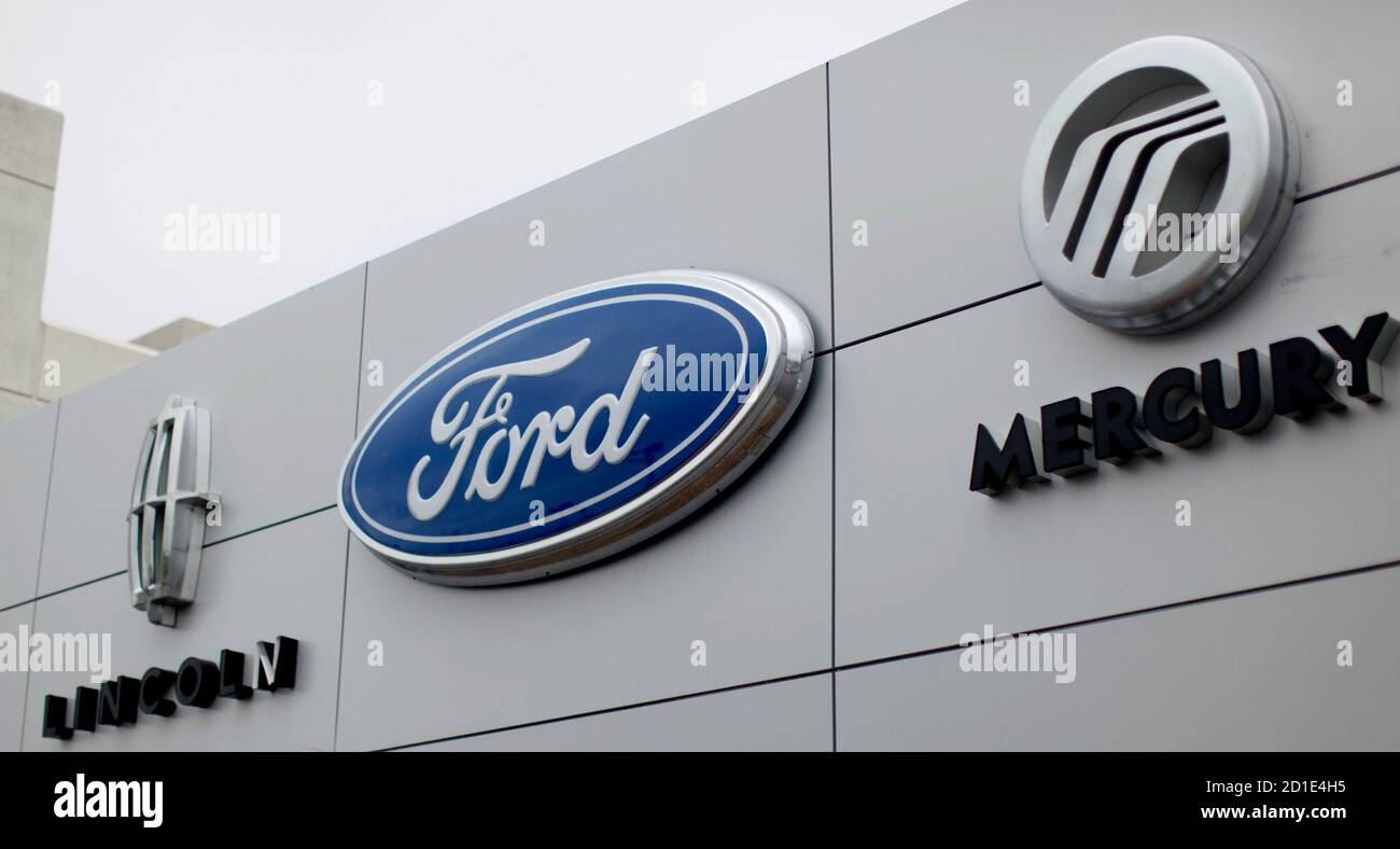 The sign at the Sill-TerHar Motors Ford dealer in Broomfield, Colorado June 2, 2009.  Ford Motor Co said that U.S. sales fell 24.2 percent in May for all of its brands as the only U.S. automaker not in bankruptcy reported its strongest domestic sales month since July 2008. REUTERS/Rick Wilking (UNITED STATES BUSINESS TRANSPORT) Stock Photo