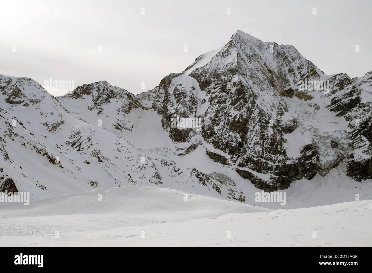 Sulden, Solda, Trentino-Alto Adige, Südtirol, Italy; Alps, high mountains covered with snow. Alpen, hohe Berge mit Schnee bedeckt. 阿爾卑斯山，高山覆蓋著雪。Alpy Stock Photo