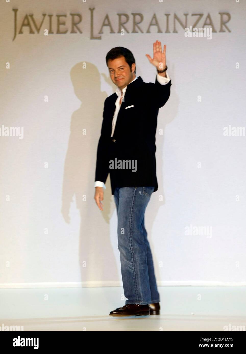 Designer Javier Larrainzar acknowledges the applause after his show during  the Pasarela Cibeles Autumn/Winter 08-09 fashion week in Madrid February  13, 2008. REUTERS/Sergio Perez (SPAIN Stock Photo - Alamy