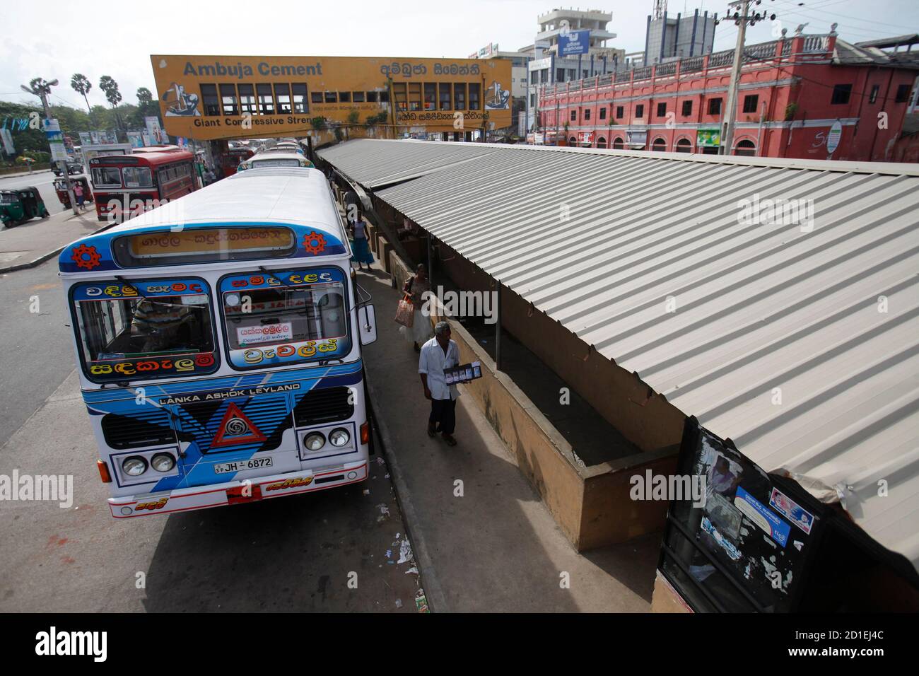 General view of the bus station in Galle, south of Colombo Octiber 6, 2009.  Surviving the Tsunami REUTERS/Carlos Barria (SRI LANKA Stock Photo - Alamy