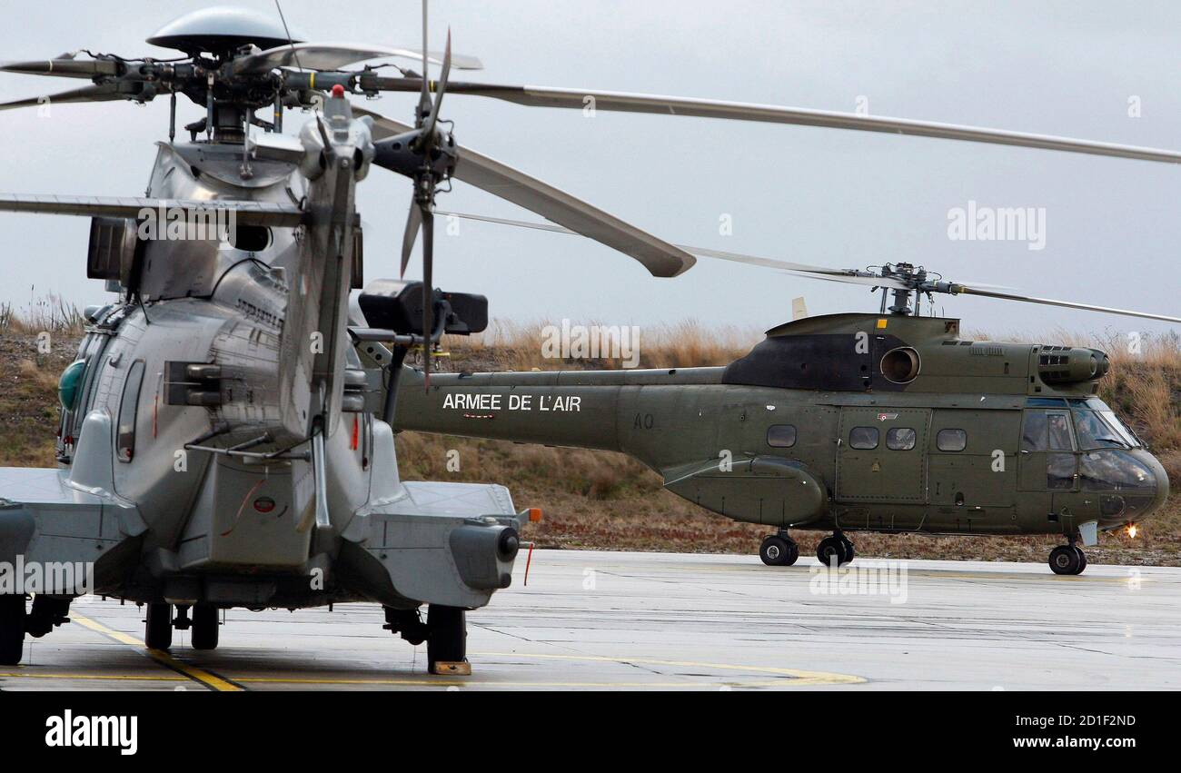 A French SA 330 Puma helicopter is seen before taking off in Cazaux,  southwestern France January 13, 2010. REUTERS/Regis Duvignau (FRANCE -  Tags: TRANSPORT MILITARY Stock Photo - Alamy