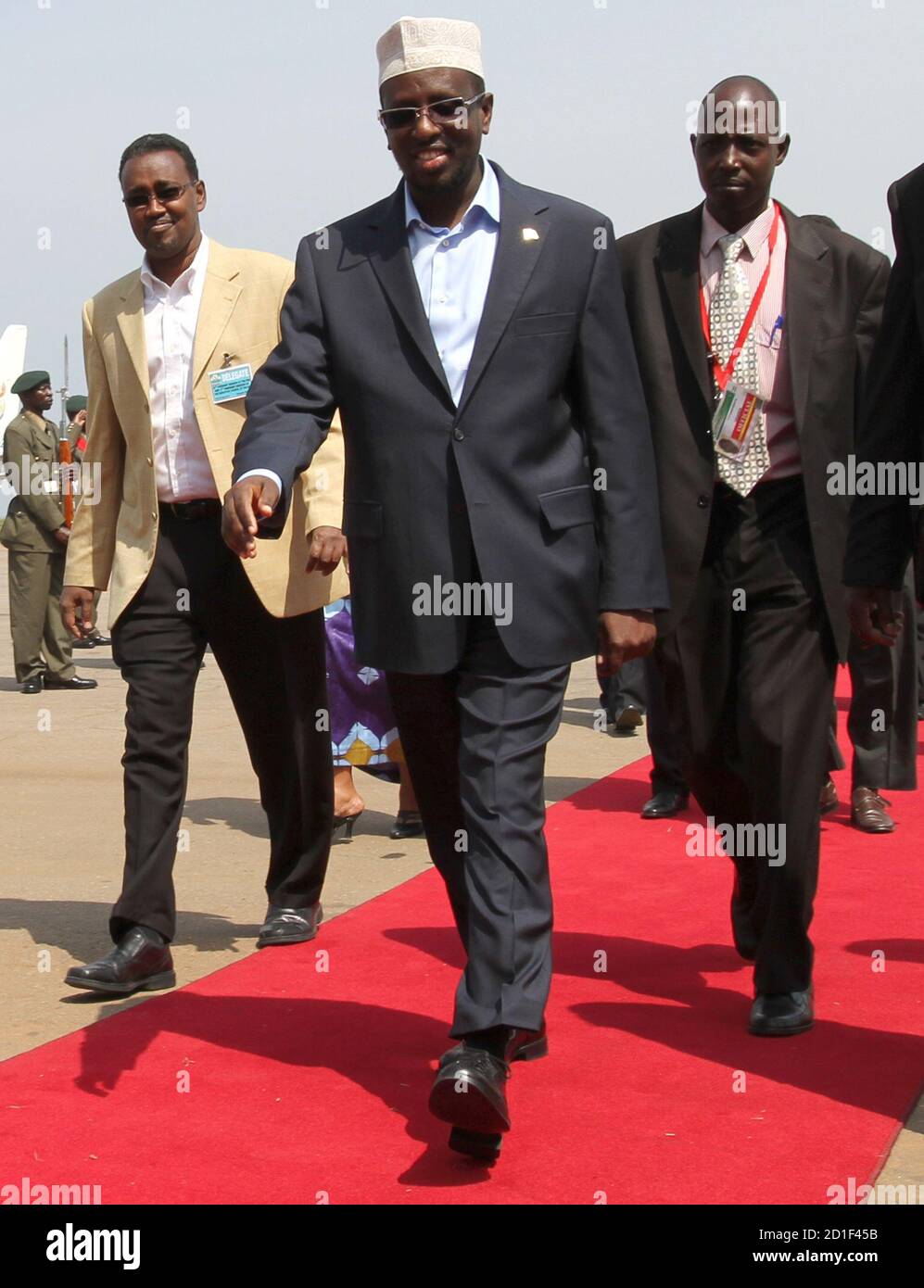 Somalia's President Sheikh Sharif Ahmed (C) arrives at the airport in Entebbe 42km (26 miles) south of Uganda's capital Kampala, July 24, 2010. Sheikh Sharif is in Uganda to attend the African Union summit.   REUTERS/James Akena   (UGANDA - Tags: POLITICS) Stock Photo