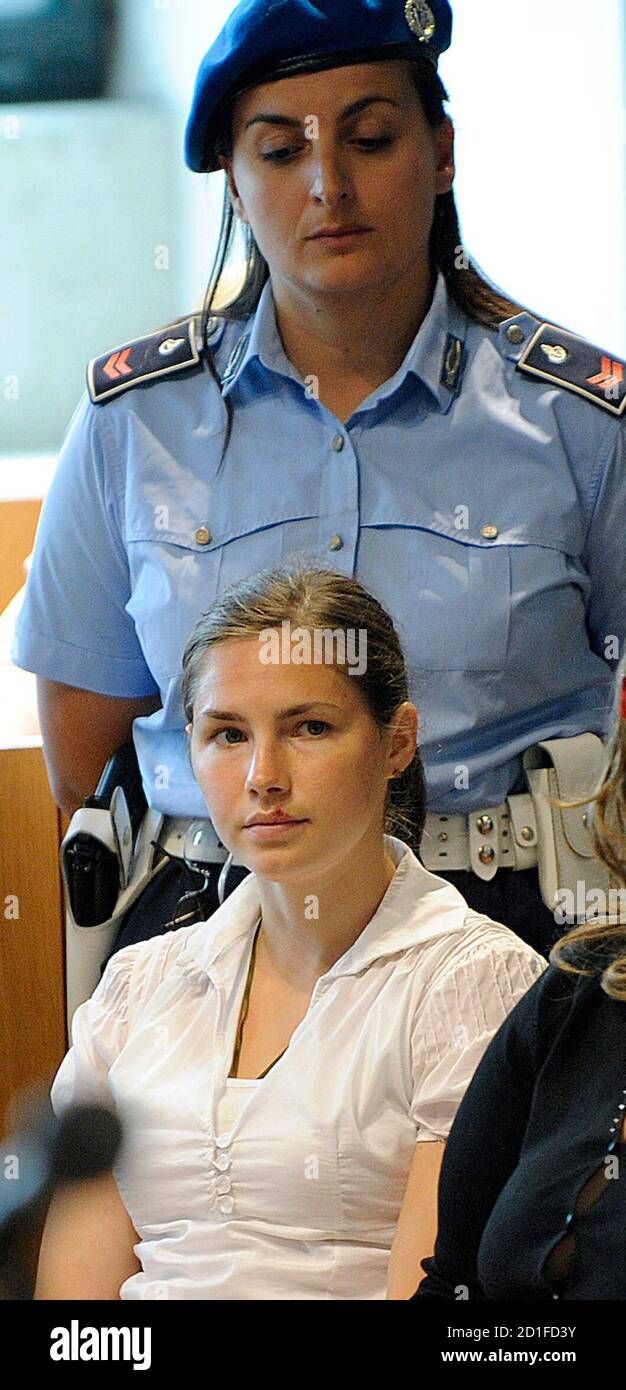 Jailed murder suspect Amanda Knox of the U.S. gives evidence at her trial for murder in Perugia June 12, 2009. Knox and Raffaele Sollecito of Italy are on trial for the November 2007 murder of British student Meredith Kercher.   REUTERS/Daniele La Monaca        (ITALY CRIME LAW) Stock Photo