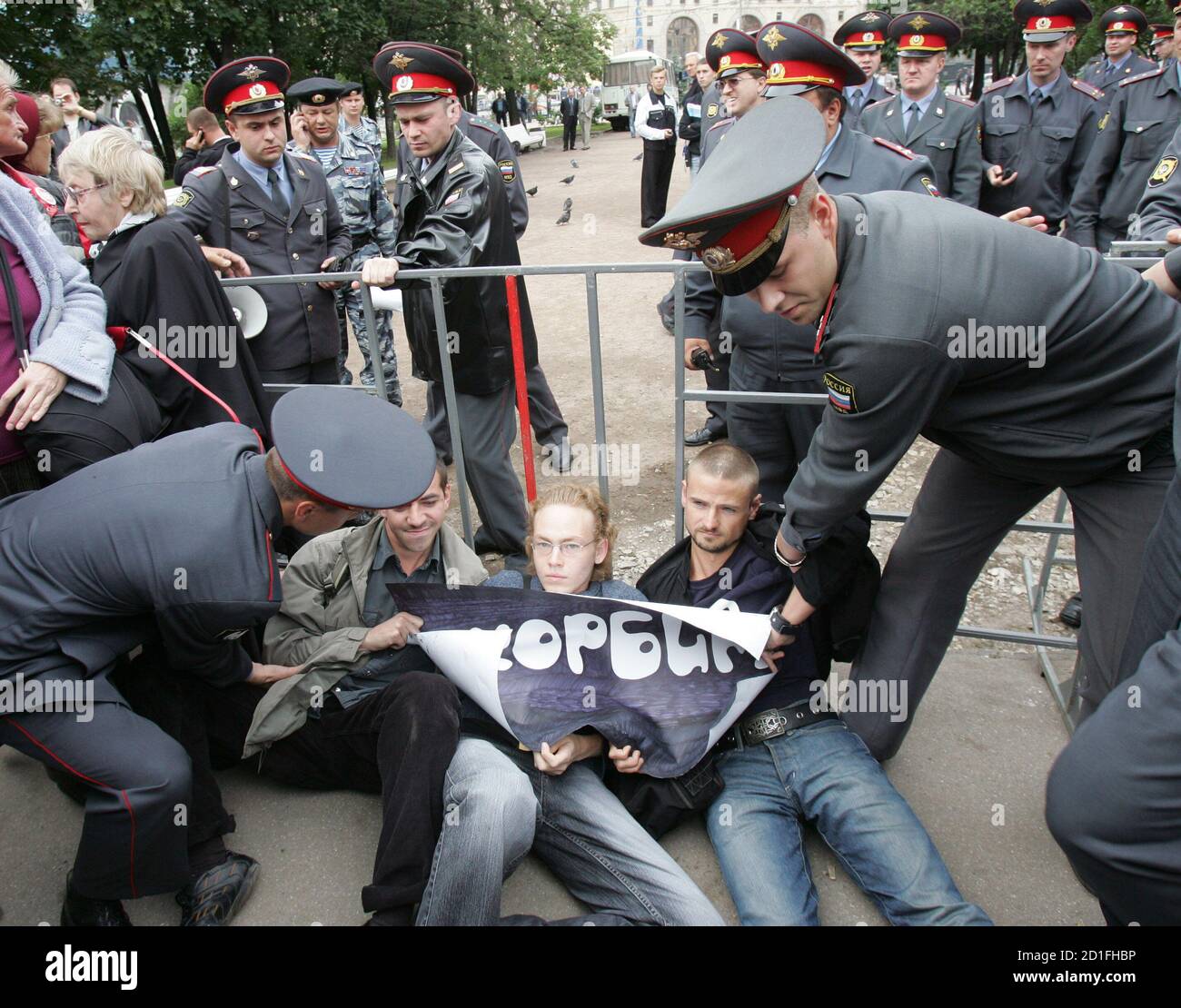 Police officers arrest human rights activists during a rally in central Moscow September 3, 2006. Russian police on Sunday broke up a human rights campaigners' rally calling on President Vladimir Putin to tell the whole truth about the deaths of more than 300 hostages in the Beslan school siege two years ago.  REUTERS/Alexander Natruskin (RUSSIA) Stock Photo