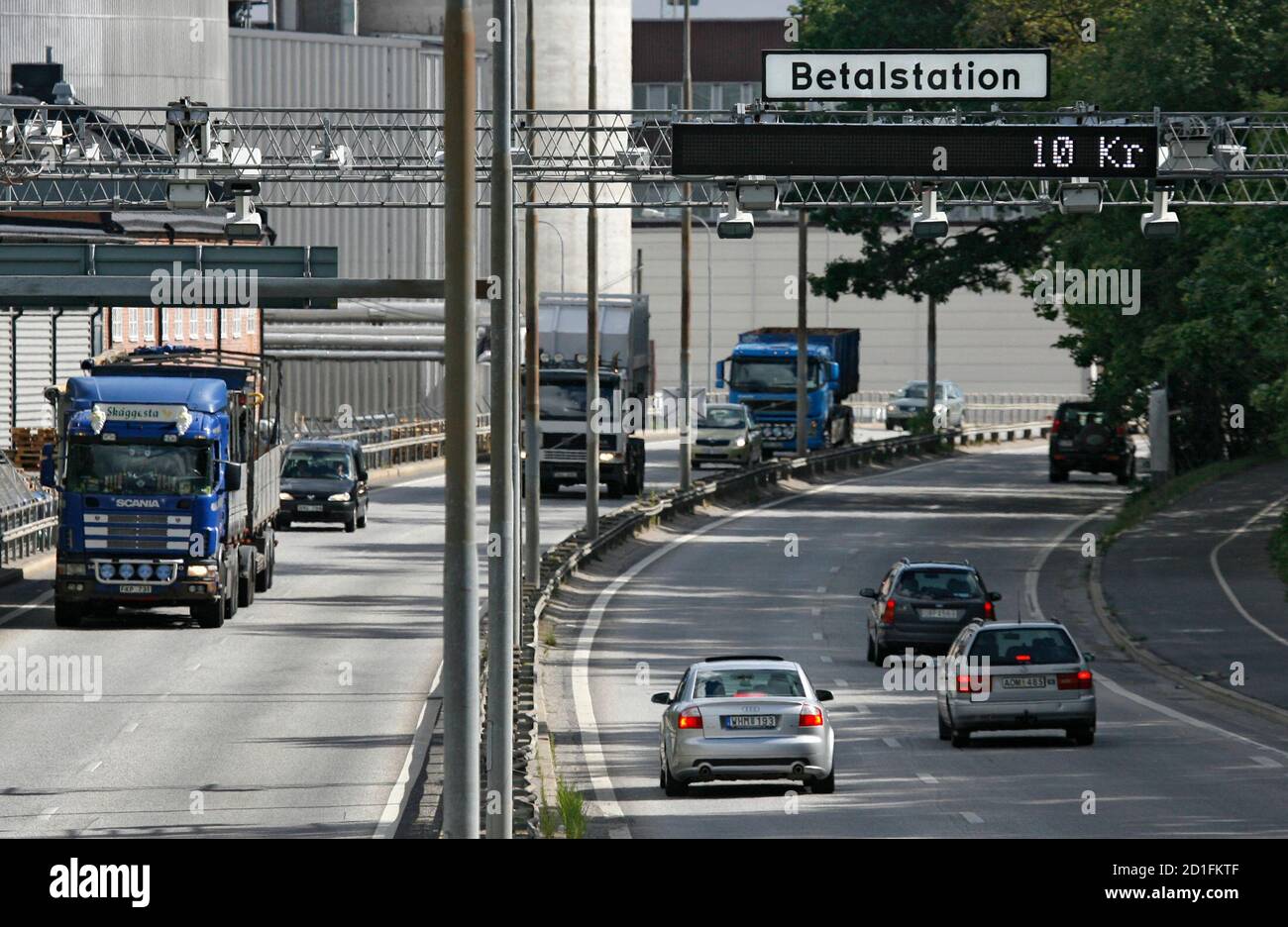 Vehicles pass under a camera-based toll collection system on the first day  of full-time operation in Stockholm August 1, 2007. Proceeds from the  charges, which run at a maximum of 60 crowns ($