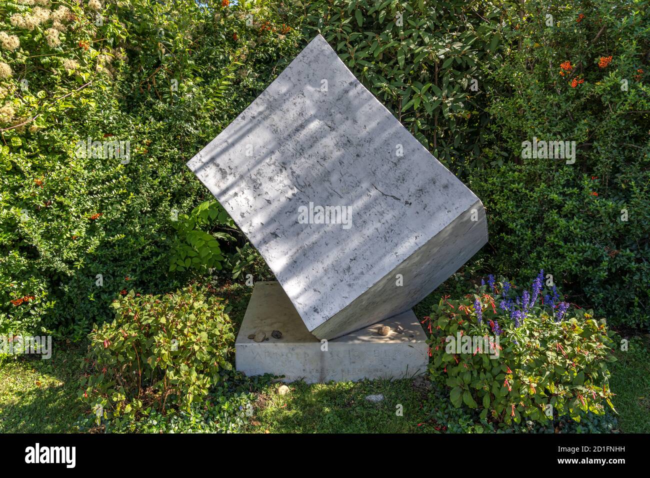Ehrengrab des österreichischen Komponist Arnold Schönberg auf dem  Wiener Zentralfriedhof,  Wien, Österreich, Europa  |  Ehrengrab grave of honor of A Stock Photo