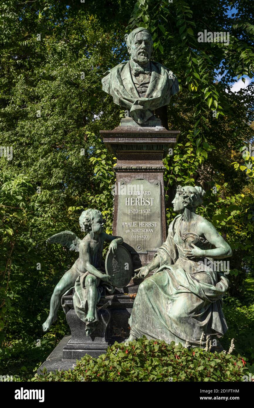 Grab des österreichischen Rechtsgelehrten und Politiker Eduard Herbst auf dem  Wiener Zentralfriedhof,  Wien, Österreich, Europa  |  grave  of Austria Stock Photo
