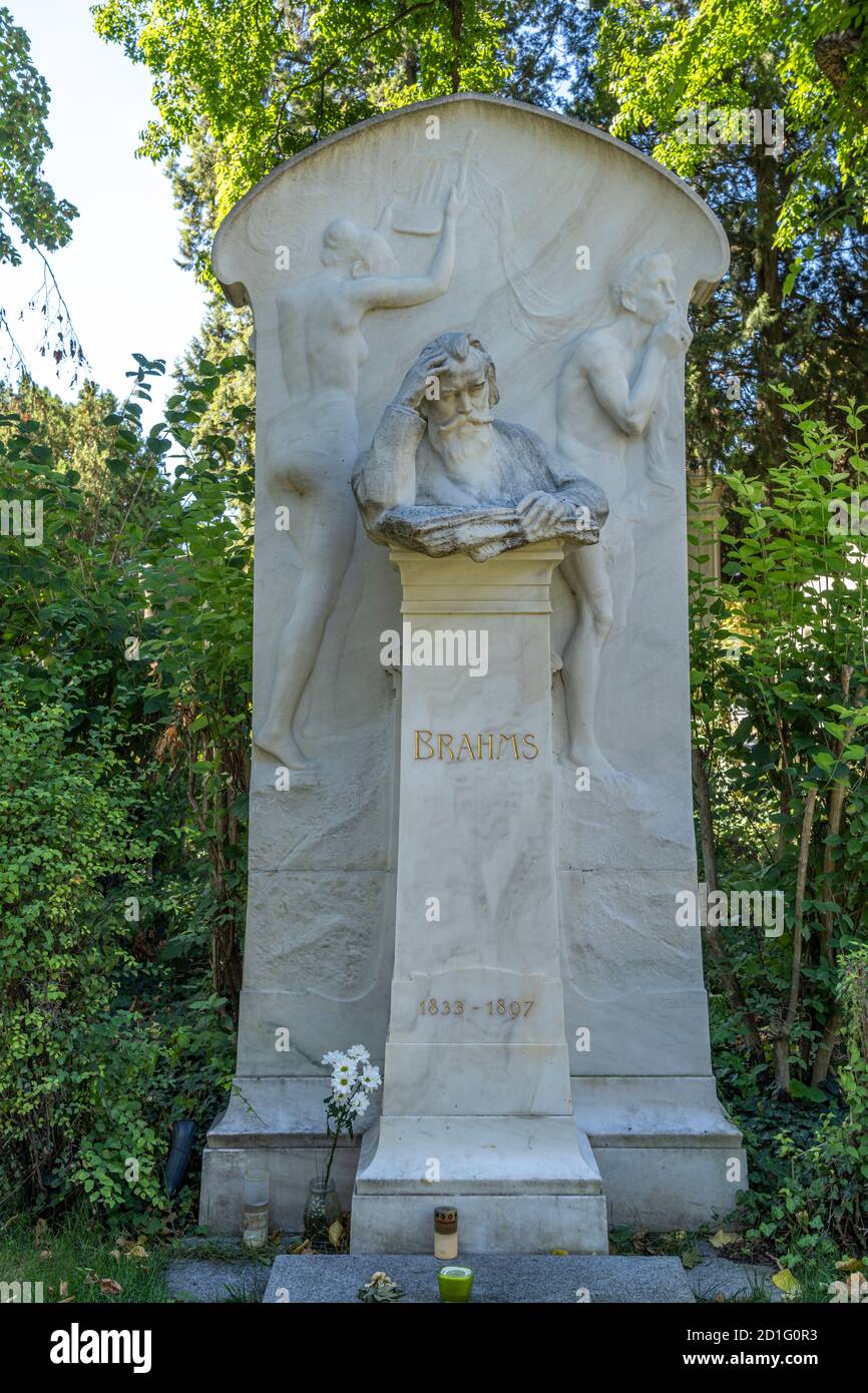 Ehrengrab des  deutschen Komponist, Pianist und Dirigent Johannes Brahms auf dem  Wiener Zentralfriedhof,  Wien, Österreich, Europa  |  Ehrengrab grav Stock Photo