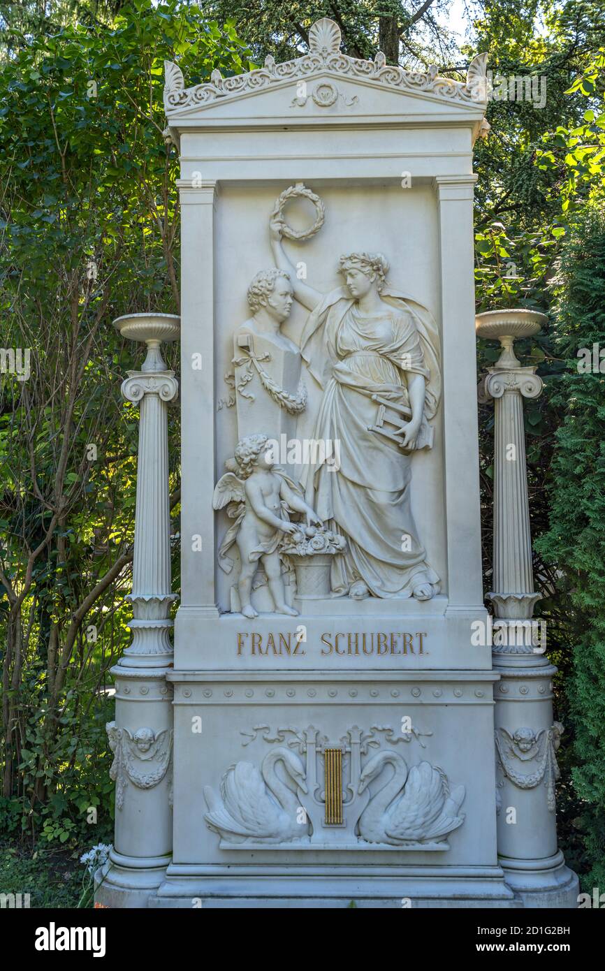 Ehrengrab des österreichischen Komponist Komponist  Franz Schubert auf dem  Wiener Zentralfriedhof,  Wien, Österreich, Europa  |  Ehrengrab grave of h Stock Photo