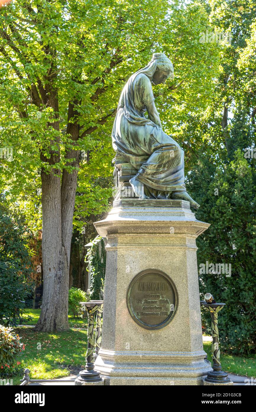 Ehrengrab des Komponisten Wolfgang Amadeus Mozart auf dem  Wiener Zentralfriedhof,  Wien, Österreich, Europa  |  Ehrengrab grave of honor of  composer Stock Photo