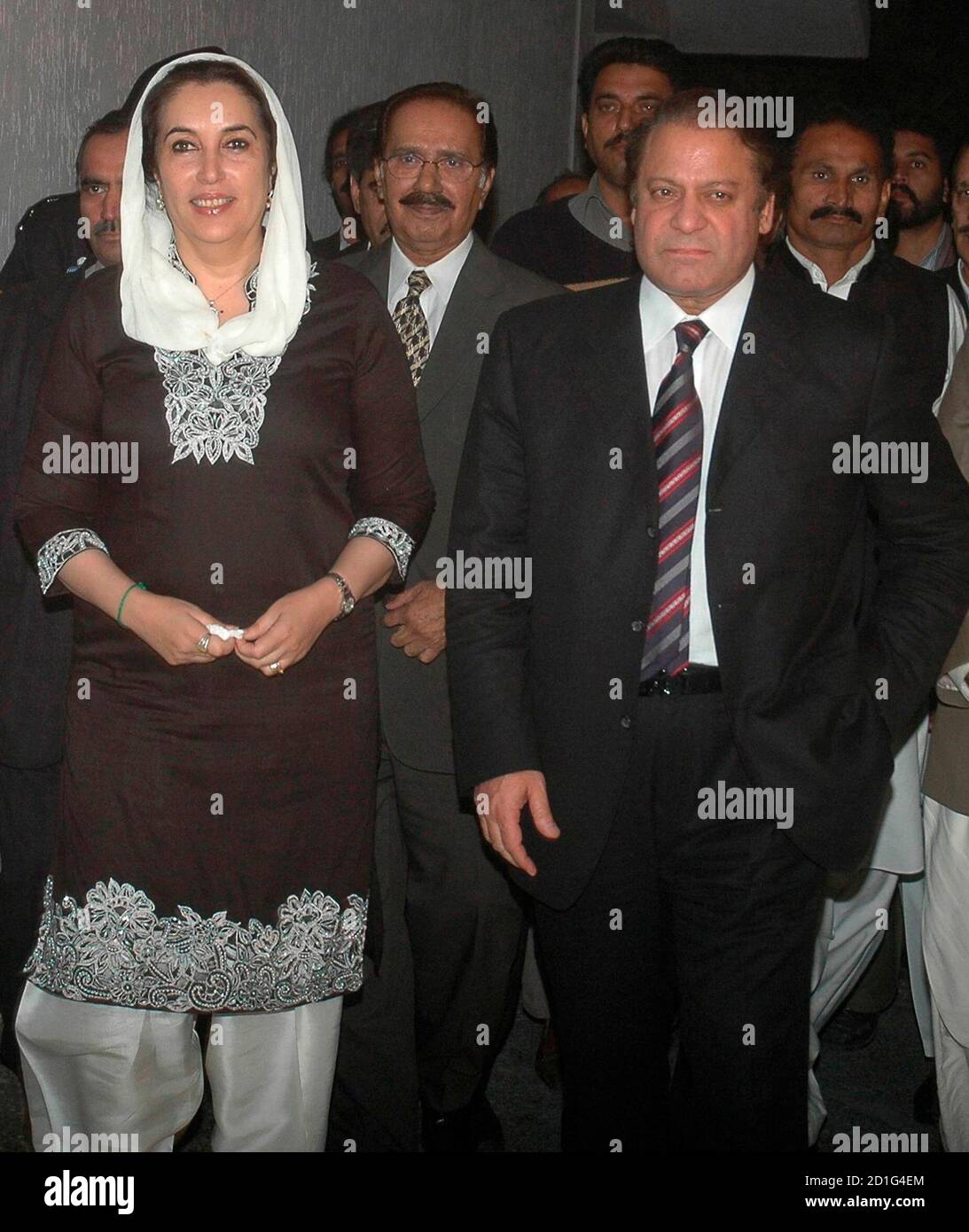Pakistani opposition leader Benazir Bhutto (L) arrives with her political  rival, former Prime Minister Nawaz Sharif (R), for a news conference at her  residence in Islamabad December 3, 2007. Pakistan's Election Commission
