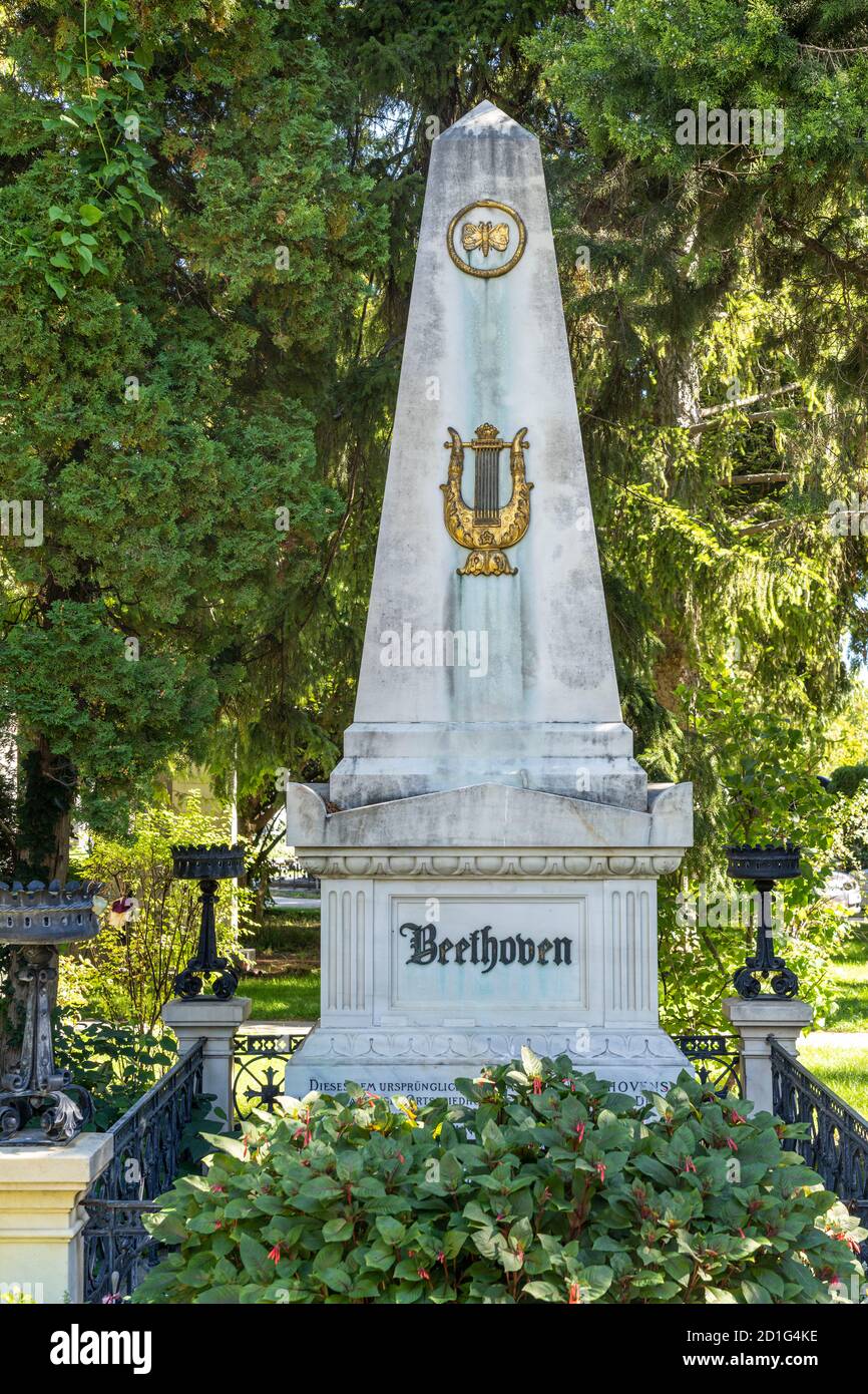 Ehrengrab des Komponisten Ludwig van Beethoven auf dem  Wiener Zentralfriedhof,  Wien, Österreich, Europa  |  Ehrengrab grave of honor of  composer Lu Stock Photo