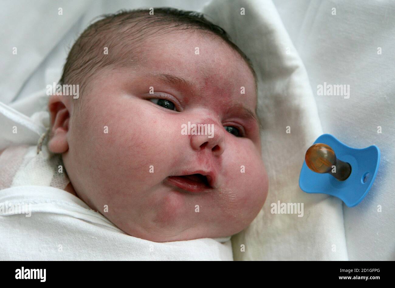 Baby girl Nadia, who weighed 7.75 kg after birth, lies in a maternity ward in the Siberian city of Barnaul September 26, 2007.  One Siberian mother has done more than her fair share to heal Russia's dire population decline. Tatyana Khalina shocked her husband by giving birth to a 7.75 kg (17.1 lbs) baby girl this month, her 12th child.  Picture taken September 26, 2007.   REUTERS/Andrey Kasprishin   (RUSSIA) Stock Photo