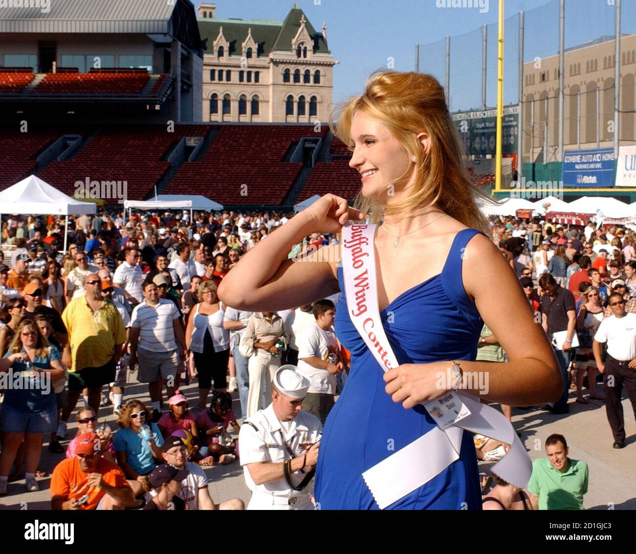 Meagan Rose Elliott prepares for the Miss Buffalo Wing beauty pageant the National Chicken Wing Festival in Buffalo, New York August 30, 2008. REUTERS/Gary Wiepert STATES Stock Photo - Alamy
