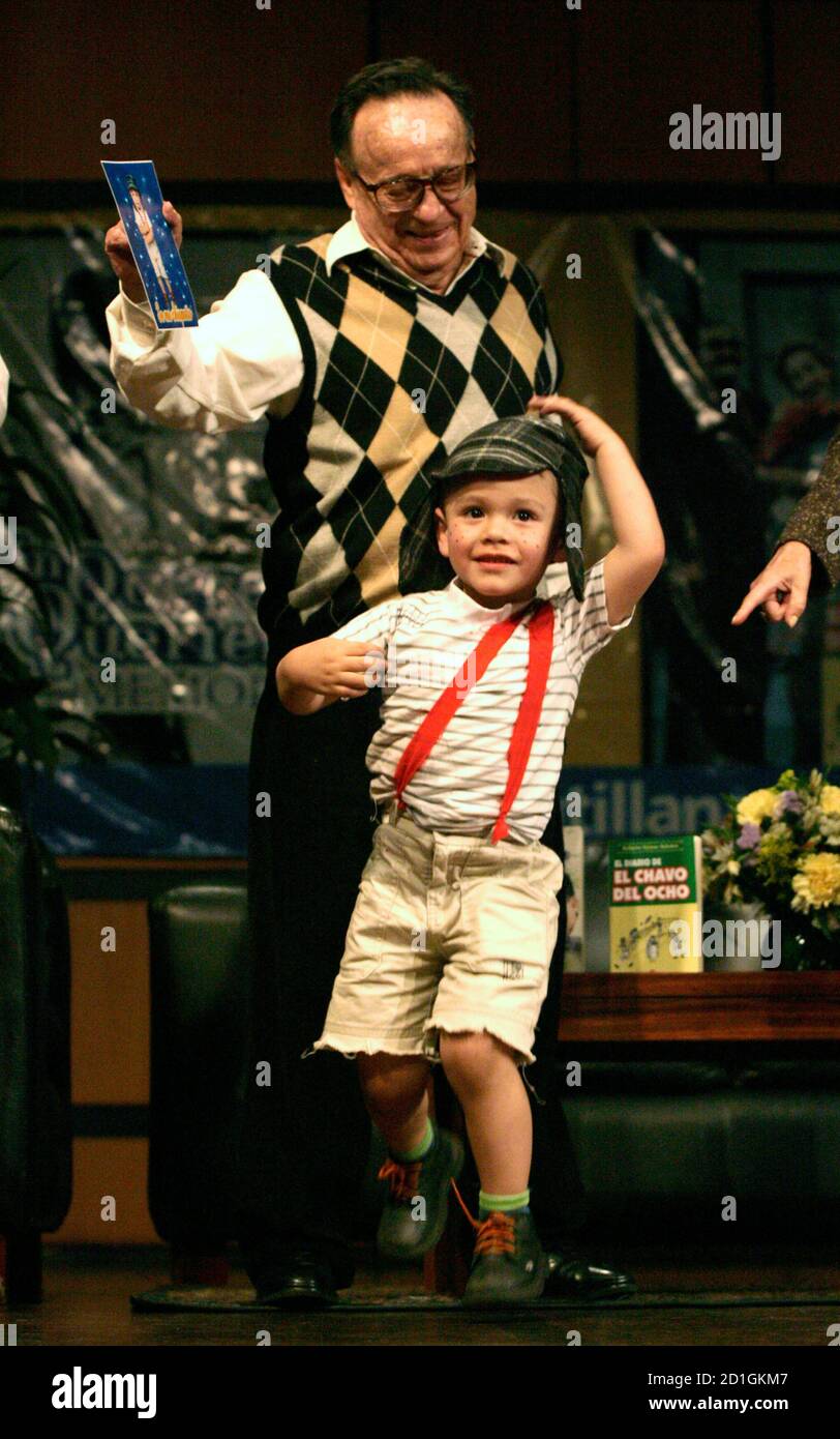 El Actor Del Chavo Del 8 Mexican actor and writer Roberto Gomez Bolanos, better known as Chespirito,  smiles at a child during the launching of his book "Sin Querer Queriendo"  at the XX International Book Fair in Bogota,