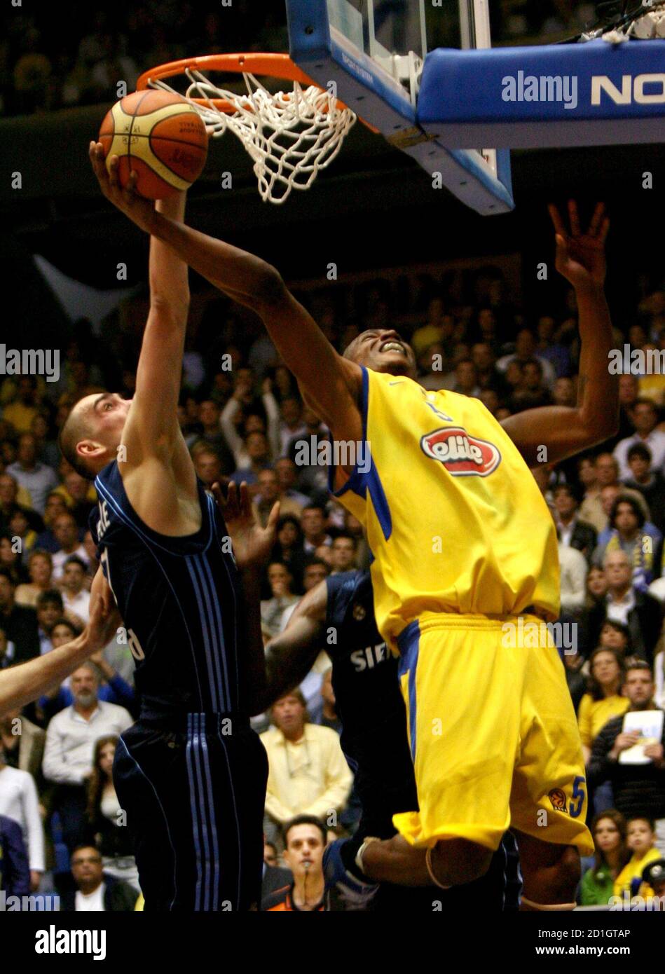 Baston Maceo (R) of Maccabi Tel Aviv goes to the basket during their  Euroleague basketball match against Real Madrid in Tel Aviv March 16, 2006.  REUTERS/Gil Cohen Magen Stock Photo - Alamy