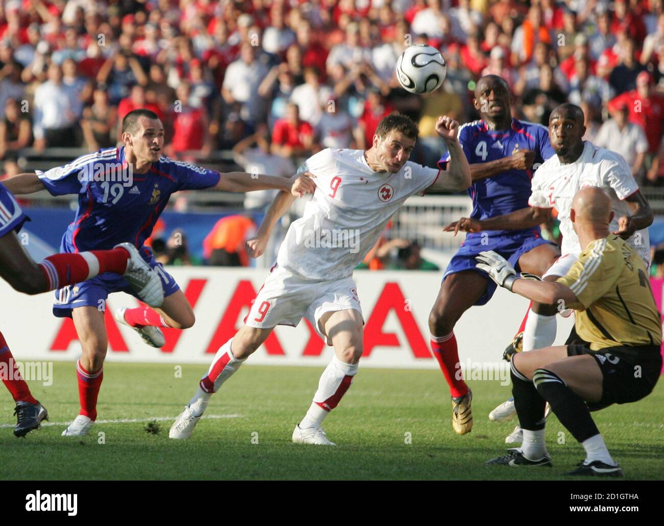 Switzerland S Alex Frei 9 Attempts A Header At Goal During Their Group G World Cup 06 Soccer Match Against France In Stuttgart June 13 06 Watching Are France S Fabien Barthez R Willy
