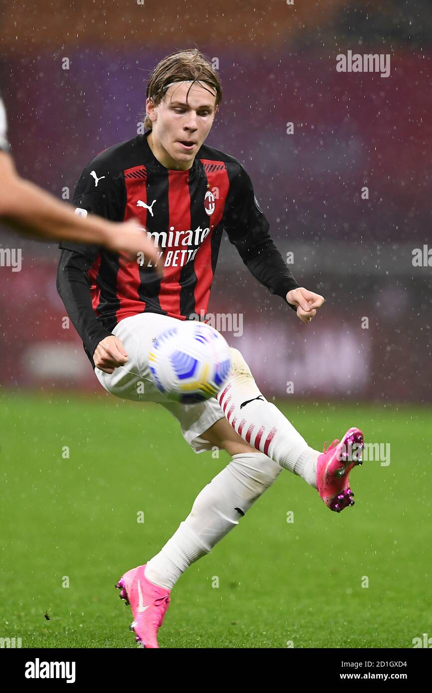 Referee Nicolo Marini speaks with AC Milan players during the News Photo  - Getty Images