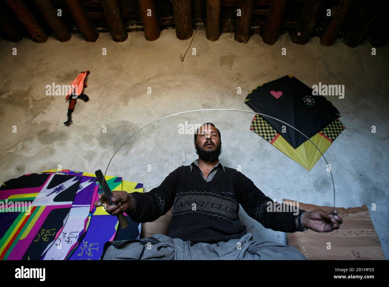 Flying a kite afghanistan hires stock photography and images Alamy