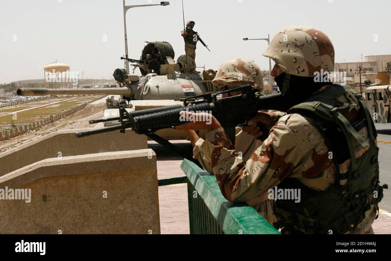 Iraqi soldiers and tanks take up position on a bridge in Amara, 300 km (185 miles) southeast of Baghdad, June 15, 2008. Iraq's government beefed up army and police units in the southern city of Amara on Sunday for a new crackdown on Shi'ite militias, witnesses said.       REUTERS/Atef Hassan (IRAQ) Stock Photo
