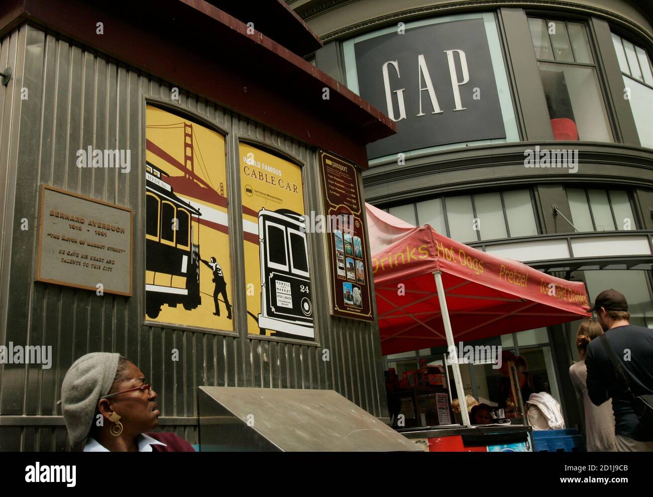 A Gap Inc. clothing store is shown at the Cable Car turn in San Francisco,  California August 21, 2008. Gap Inc said on Thursday that quarterly net  profit rose, helped by higher